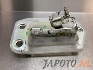 Usagé Mécanique de verrouillage hayon Nissan Pixo (D31S) 1.0 12V Prix € 19,99 Règlement à la marge proposé par Japoto Parts B.V.