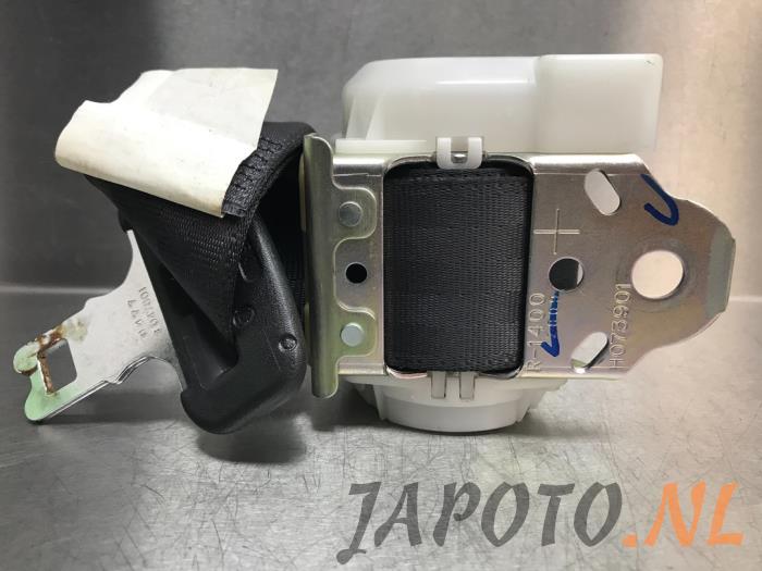 Rear seatbelt, centre from a Suzuki SX4 (EY/GY) 1.6 16V VVT Comfort,Exclusive Autom. 2008