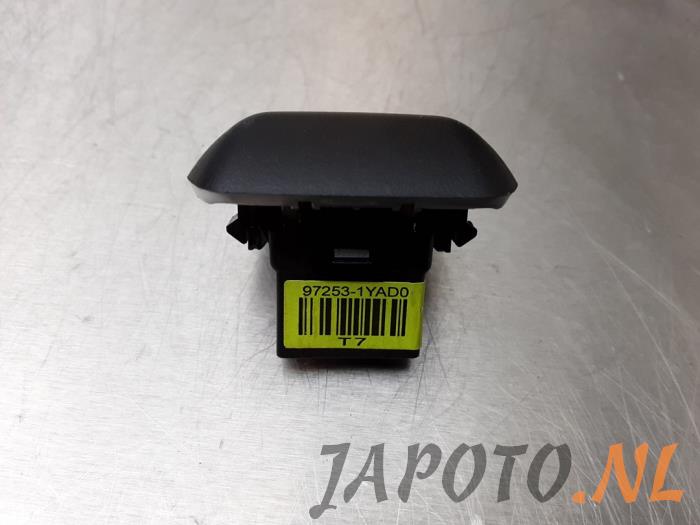 Light sensor from a Hyundai i20 (GBB) 1.0 T-GDI 100 12V 2017