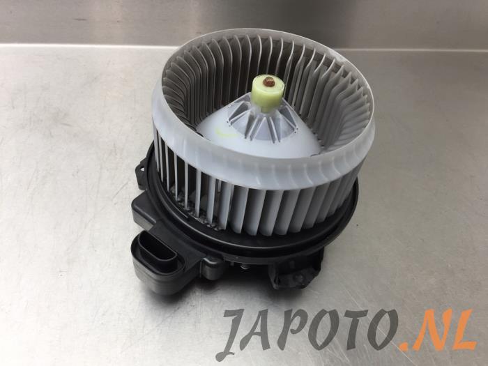 Motor de ventilador de calefactor de un Toyota RAV4 (A4) 2.0 D-4D 16V 4x2 2014