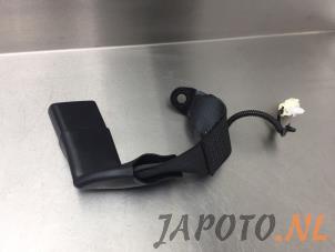 Used Rear seatbelt buckle, centre Toyota RAV4 (A4) 2.0 D-4D 16V 4x2 Price € 34,95 Margin scheme offered by Japoto Parts B.V.