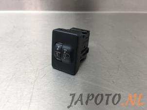 Usados Interruptor faro lhv Toyota RAV4 (A4) 2.0 D-4D 16V 4x2 Precio € 19,95 Norma de margen ofrecido por Japoto Parts B.V.