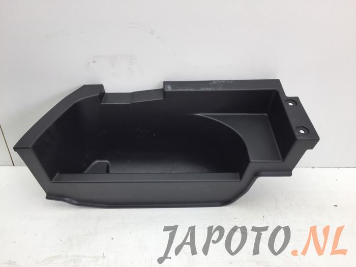 Używane Schowek Toyota RAV4 (A4) 2.0 D-4D 16V 4x2 Cena € 40,95 Procedura marży oferowane przez Japoto Parts B.V.