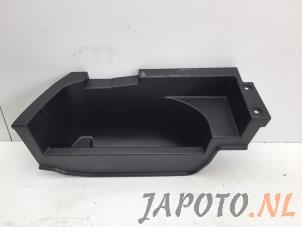 Usagé Compartiment de rangement Toyota RAV4 (A4) 2.0 D-4D 16V 4x2 Prix € 39,00 Règlement à la marge proposé par Japoto Parts B.V.