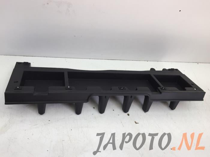 Używane Schowek Toyota RAV4 (A4) 2.0 D-4D 16V 4x2 Cena € 30,45 Procedura marży oferowane przez Japoto Parts B.V.