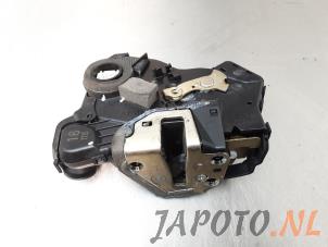 Gebrauchte Türschlossmechanik 4-türig links vorne Toyota Camry (CV30) 3.0i V6 24V Preis € 19,99 Margenregelung angeboten von Japoto Parts B.V.