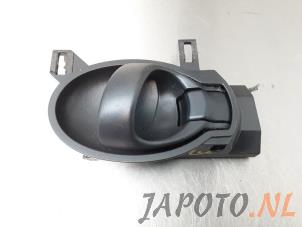 Używane Uchwyt drzwi lewych przednich wersja 4-drzwiowa Nissan Juke (F15) 1.6 16V Cena € 14,95 Procedura marży oferowane przez Japoto Parts B.V.