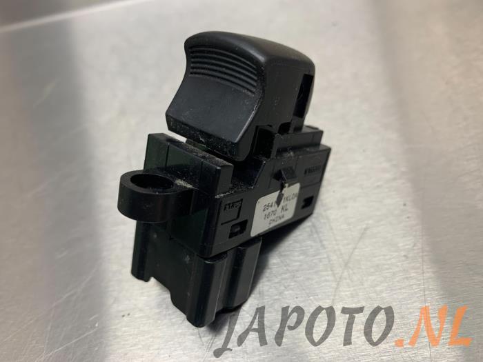 Usados Interruptor de ventanilla eléctrica Nissan Juke (F15) 1.6 16V Precio € 10,45 Norma de margen ofrecido por Japoto Parts B.V.