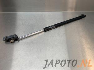 Usagé Amortisseur capot moteur gauche Subaru Forester (SH) 2.0D Prix € 14,95 Règlement à la marge proposé par Japoto Parts B.V.