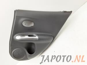 Używane Tapicerka drzwi prawych tylnych wersja 4-drzwiowa Nissan Juke (F15) 1.6 16V Cena € 19,95 Procedura marży oferowane przez Japoto Parts B.V.