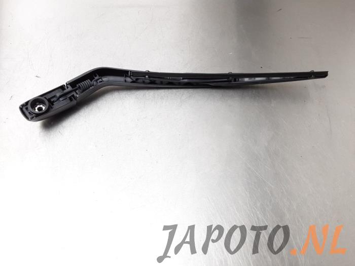 Rear wiper arm from a Toyota Yaris III (P13) 1.0 12V VVT-i 2012