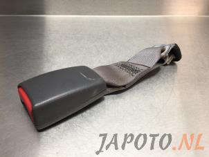 Usagé Attache ceinture arrière droite Daihatsu Cuore (L251/271/276) 1.0 12V DVVT Prix € 14,95 Règlement à la marge proposé par Japoto Parts B.V.