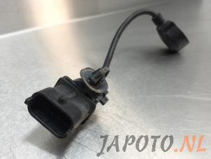 Klopfsensor van een Toyota Corolla (E12) 1.4 16V VVT-i 2005