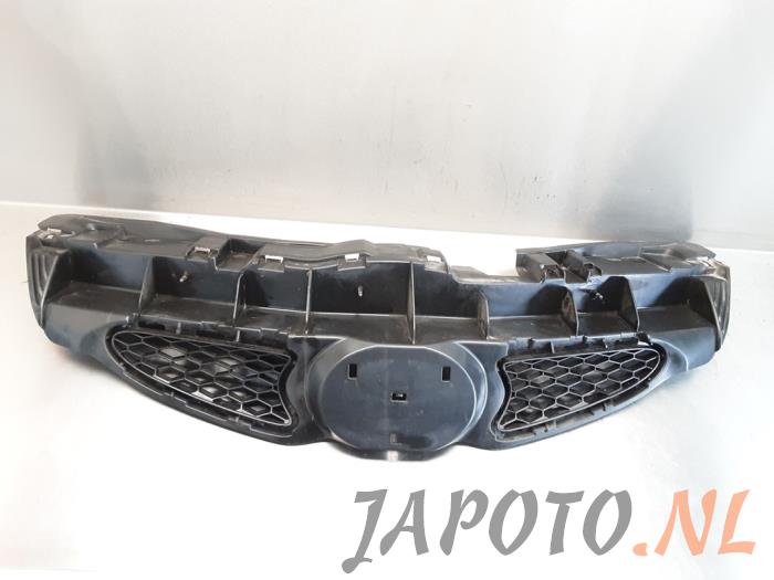 Używane Grill Toyota Aygo (B10) 1.0 12V VVT-i Cena € 26,20 Procedura marży oferowane przez Japoto Parts B.V.