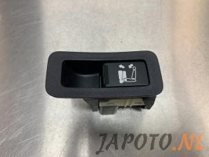 Used Electric seat switch Mitsubishi Outlander (CW) 2.4 16V Mivec 4x2 Price € 14,95 Margin scheme offered by Japoto Parts B.V.