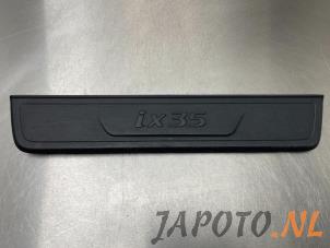 Używane Próg drzwi lewa Hyundai iX35 (LM) 1.6 GDI 16V Cena € 14,95 Procedura marży oferowane przez Japoto Parts B.V.