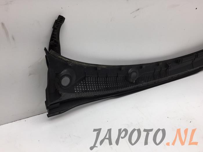 Cowl top grille from a Daewoo Aveo 1.3 D 16V 2012