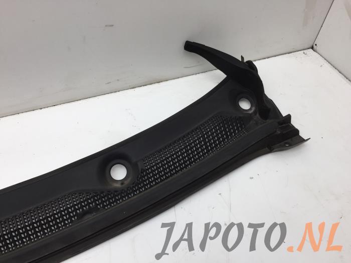 Cowl top grille from a Daewoo Aveo 1.3 D 16V 2012