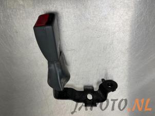 Used Rear seatbelt buckle, right Toyota Avensis Wagon (T25/B1E) 1.8 16V VVT-i Price € 14,95 Margin scheme offered by Japoto Parts B.V.