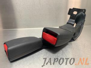 Used Rear seatbelt buckle, left Toyota Avensis Wagon (T25/B1E) 1.8 16V VVT-i Price € 14,95 Margin scheme offered by Japoto Parts B.V.