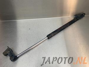 Używane Amortyzator gazowy lewy tyl Toyota Avensis Verso (M20) 2.0 D-4D 16V Cena € 14,95 Procedura marży oferowane przez Japoto Parts B.V.