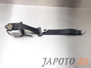 Used Rear seatbelt, right Toyota Avensis Wagon (T25/B1E) 2.2 D-4D 16V D-CAT Price € 34,95 Margin scheme offered by Japoto Parts B.V.