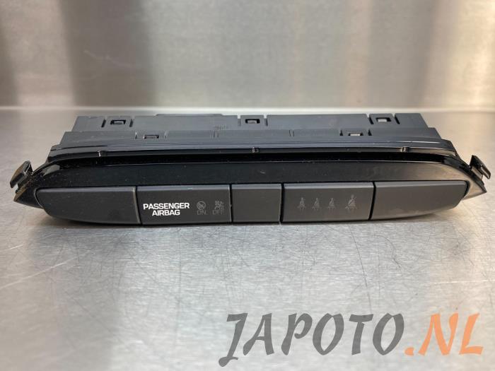 Begagnade Innerdisplay Hyundai i20 (GBB) 1.0 T-GDI 100 12V Pris € 62,95 Marginaltabell erbjuds av Japoto Parts B.V.