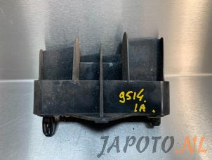 Używane Wspornik zderzaka lewy tyl Toyota Verso 2.0 16V D-4D-F Cena € 14,95 Procedura marży oferowane przez Japoto Parts B.V.