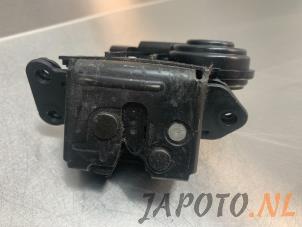 Usagé Mécanique de verrouillage hayon Toyota Verso 2.0 16V D-4D-F Prix € 34,95 Règlement à la marge proposé par Japoto Parts B.V.