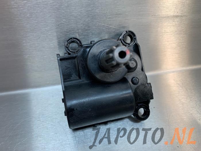Heater valve motor from a Hyundai i20 (GBB) 1.0 T-GDI 100 12V 2019