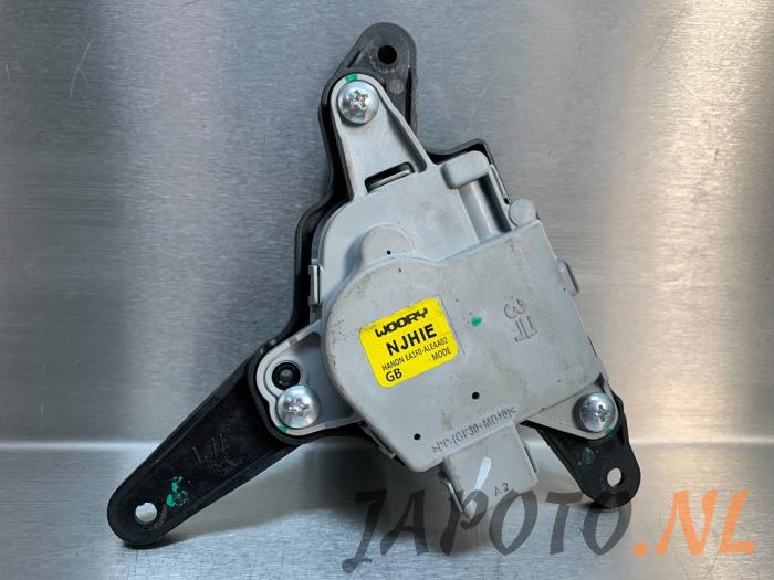 Heater valve motor from a Hyundai i20 (GBB) 1.0 T-GDI 100 12V 2019
