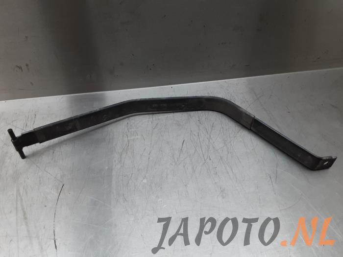 Fuel tank bracket from a Hyundai i20 (GBB) 1.0 T-GDI 100 12V 2019