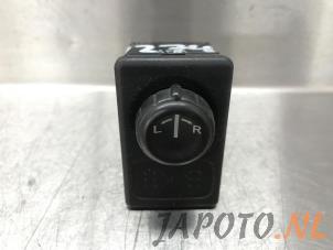 Używane Przelacznik lusterka Nissan Almera Tino (V10M) 1.8 16V Cena € 10,00 Procedura marży oferowane przez Japoto Parts B.V.