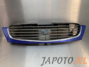 Używane Grill Daihatsu Terios (J1) 1.3 16V 4x4 Cena € 19,95 Procedura marży oferowane przez Japoto Parts B.V.