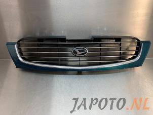 Używane Grill Daihatsu Terios (J1) 1.3 16V 4x4 Cena € 19,95 Procedura marży oferowane przez Japoto Parts B.V.