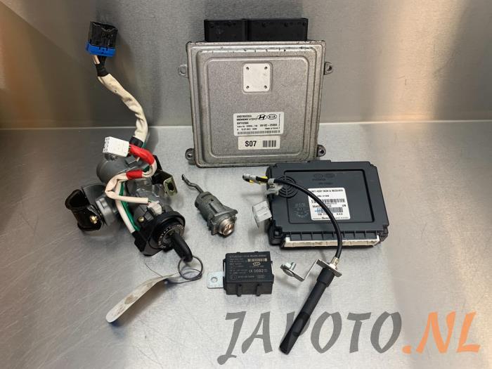 Used Ignition lock + computer Kia Carens III (FG) 2.0i CVVT 16V Price € 131,20 Margin scheme offered by Japoto Parts B.V.