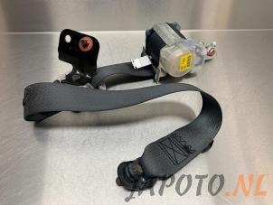 Used Rear seatbelt buckle, right Kia Carens III (FG) 2.0i CVVT 16V Price € 35,00 Margin scheme offered by Japoto Parts B.V.