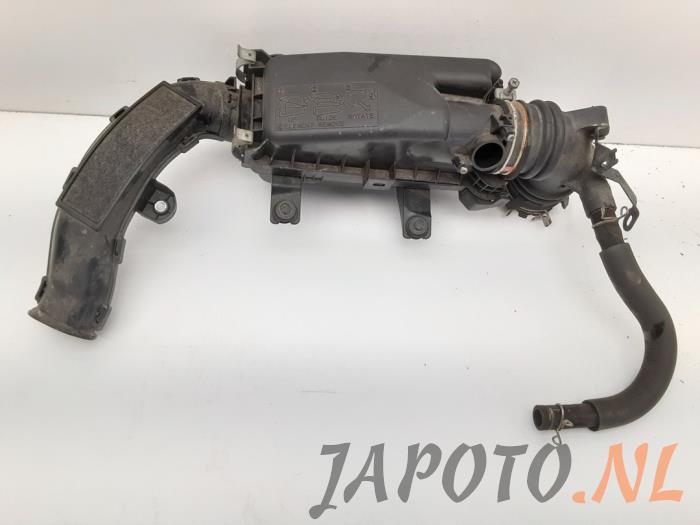 Begagnade Luftfilterhus Subaru Trezia 1.33 16V Dual VVT-I Pris € 52,45 Marginaltabell erbjuds av Japoto Parts B.V.