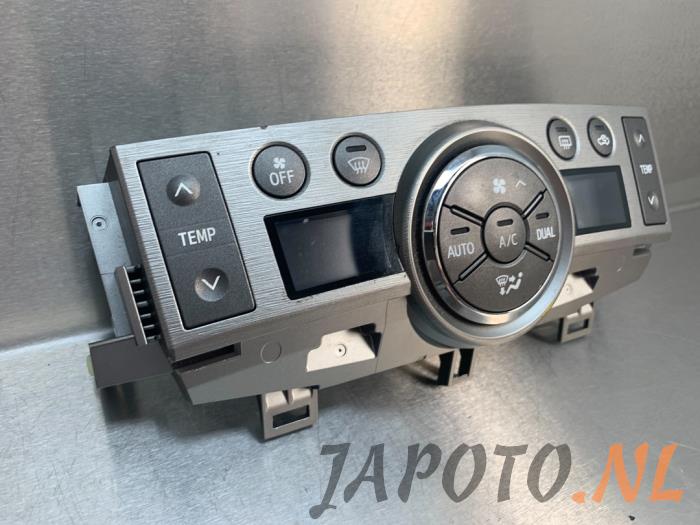 Heater control panel from a Toyota Verso 2.0 16V D-4D-F 2010