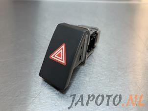 Usagé Commutateur éclairage d'urgence Toyota Verso 2.0 16V D-4D-F Prix € 9,95 Règlement à la marge proposé par Japoto Parts B.V.