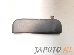 Usagé Poignée de porte arrière gauche Daihatsu Terios (J1) 1.3 16V 4x4 Prix € 14,99 Règlement à la marge proposé par Japoto Parts B.V.
