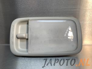 Usados Iluminación interior detrás Daihatsu Terios (J2) 1.5 16V DVVT 4x2 Euro 4 Precio € 14,95 Norma de margen ofrecido por Japoto Parts B.V.