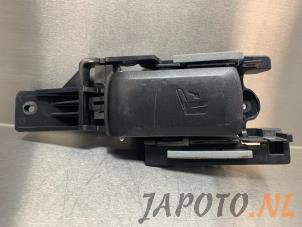 Usagé Serrure banquette arrière Toyota RAV4 (A3) 2.0 16V Valvematic 4x2 Prix € 12,50 Règlement à la marge proposé par Japoto Parts B.V.