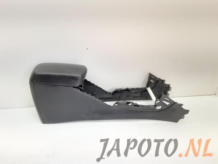 Używane Podlokietnik Toyota RAV4 (A3) 2.0 16V Valvematic 4x2 Cena € 52,45 Procedura marży oferowane przez Japoto Parts B.V.