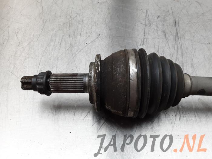 Front drive shaft, left from a Toyota RAV4 (A3) 2.0 16V Valvematic 4x2 2010