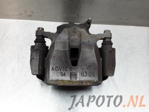 Używane Zacisk hamulcowy lewy przód Toyota RAV4 (A3) 2.0 16V Valvematic 4x2 Cena € 44,95 Procedura marży oferowane przez Japoto Parts B.V.