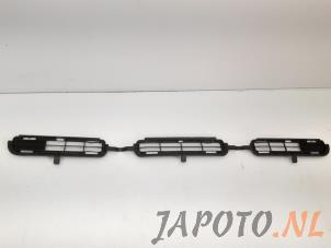 Używane Kratka zderzaka Toyota RAV4 (A3) 2.0 16V Valvematic 4x2 Cena € 24,95 Procedura marży oferowane przez Japoto Parts B.V.