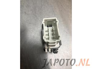 Used Central locking switch Nissan Qashqai (J10) 2.0 16V Price € 6,95 Margin scheme offered by Japoto Parts B.V.