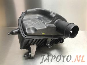Usados Cuerpo de filtro de aire Nissan Qashqai (J10) 2.0 16V Precio € 40,00 Norma de margen ofrecido por Japoto Parts B.V.