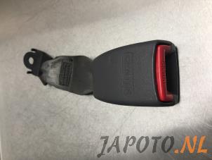 Gebrauchte Sicherheitsgurt Schließe Mitte hinten Kia Rio II (DE) 1.4 16V Preis € 14,95 Margenregelung angeboten von Japoto Parts B.V.